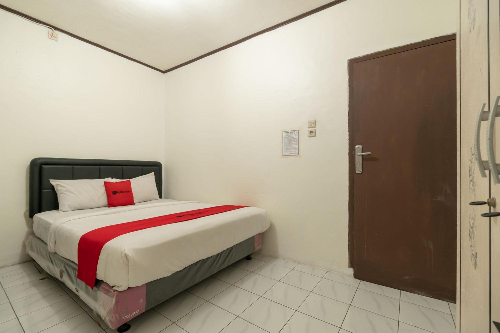Reddoorz Near Pondok Indah Water Park Джакарта Екстериор снимка